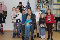 1-Direktor-Prof.dr.-Adamir-Jerkovic-sa-nasom-djecom--na-dodjeli-novogodisnjih-paketica