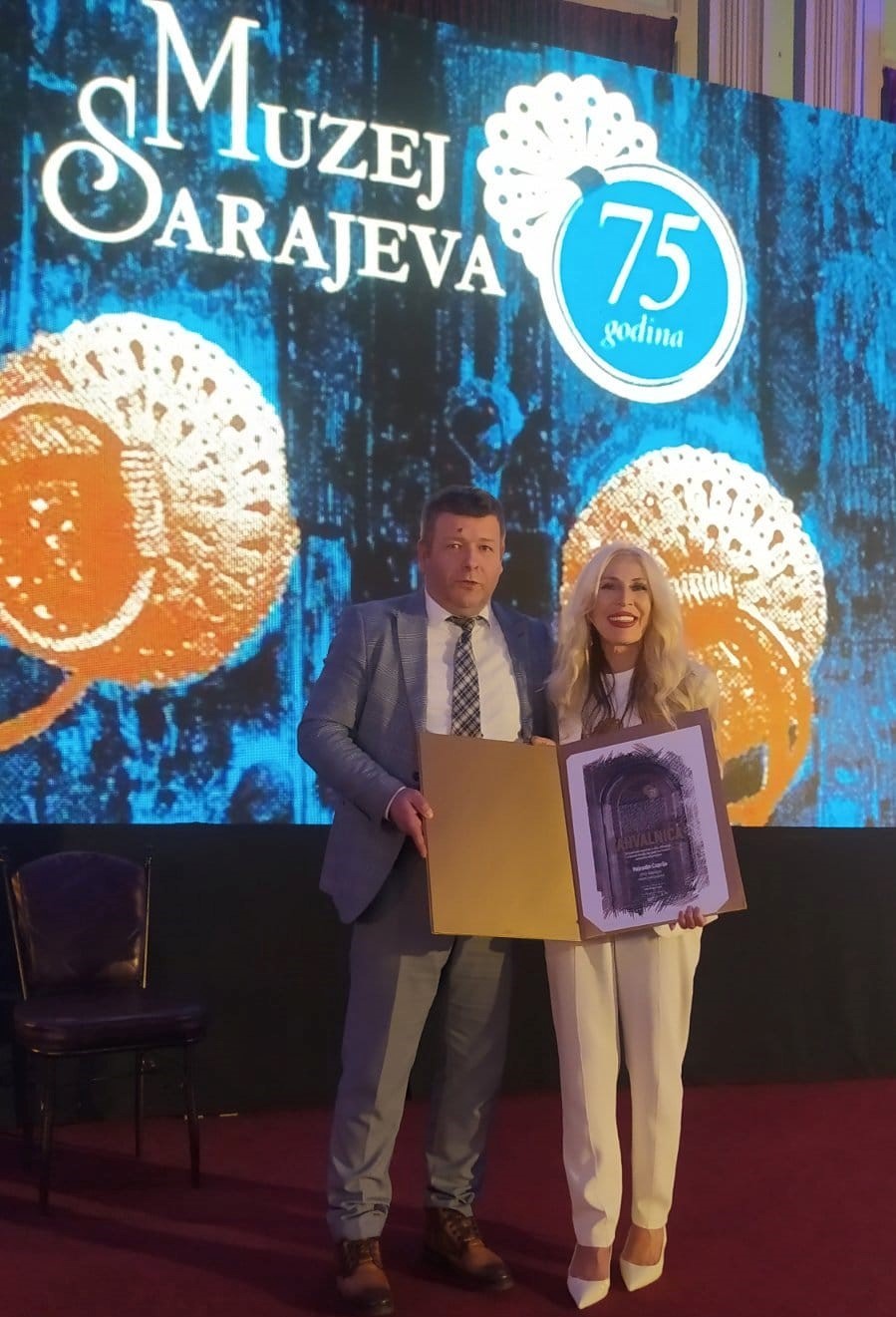 4_Direktoru_Ćupriji_uručena_Zahvalnica_Muzeja_Sarajeva.jpg